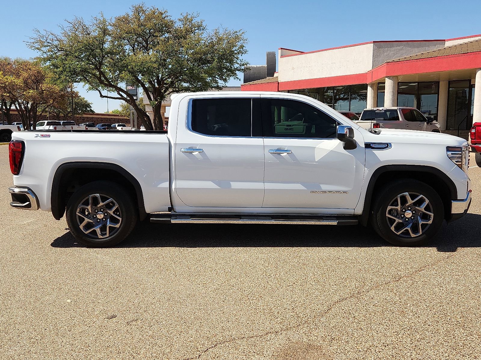 Used 2025 GMC Sierra 1500 SLT image 5