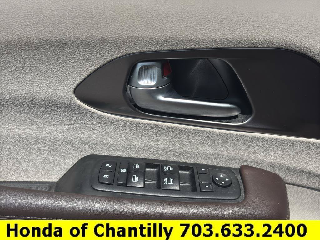 Used 2017 Chrysler Pacifica Touring-L w/ Tire & Wheel Group FWD image 18