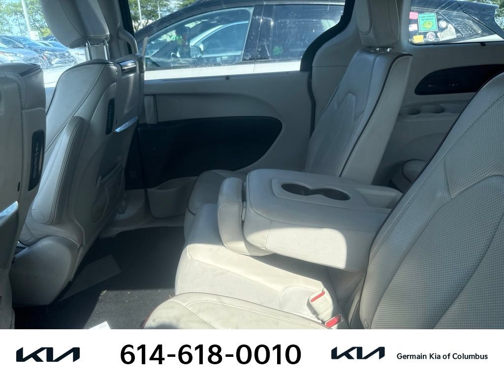 Used 2017 Chrysler Pacifica Limited w/ UConnect Theater Package FWD image 9