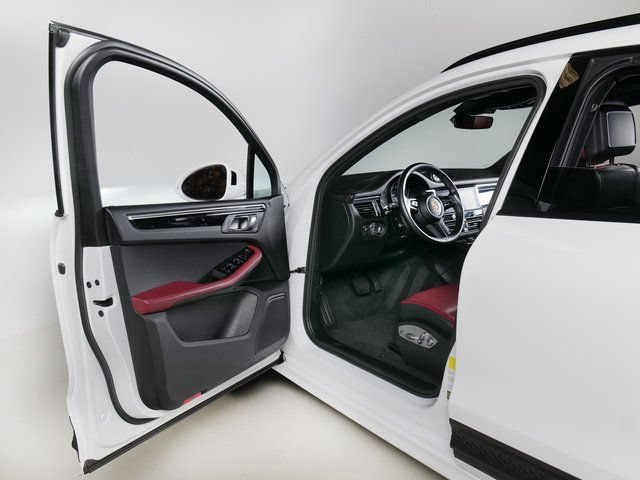 Certified 2023 Porsche Macan AWD/4WD image 29