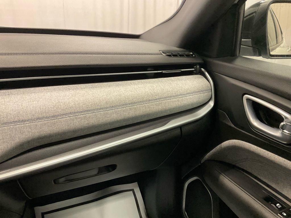 Used 2024 Jeep Compass Latitude image 29