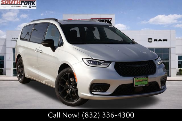 New 2026 Chrysler Pacifica Limited w/ Uconnect Theater Family Group