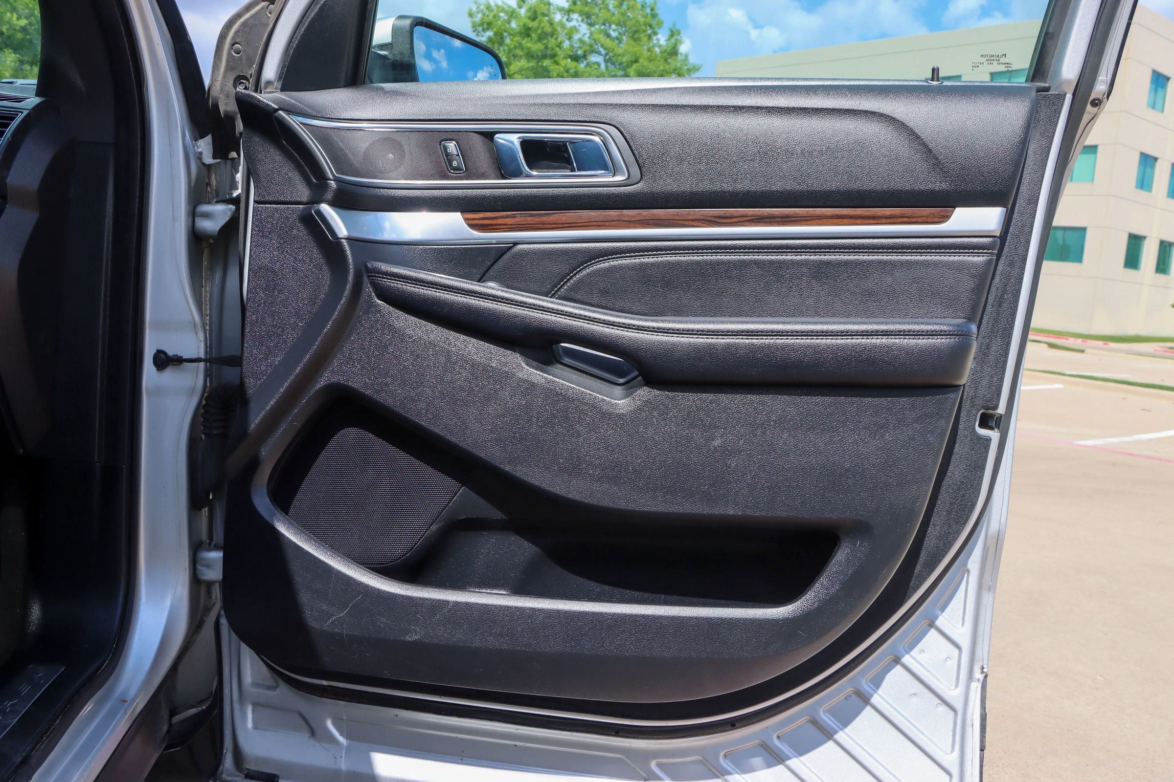 Used 2018 Ford Explorer Limited w/ Ford Safe & Smart Package AWD/4WD image 10