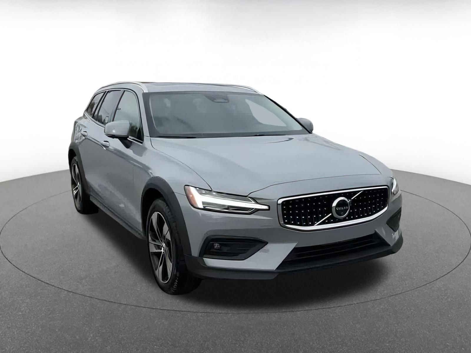 Used 2025 Volvo V60 B5 Cross Country Plus image 3