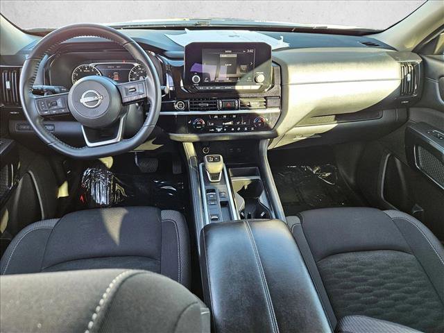Used 2024 Nissan Pathfinder SV image 16