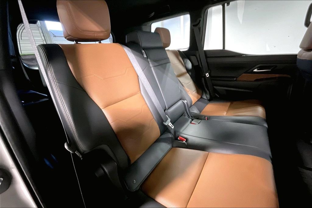 Used 2024 Lexus GX 550 w/ Accessory Package (Z1) image 36