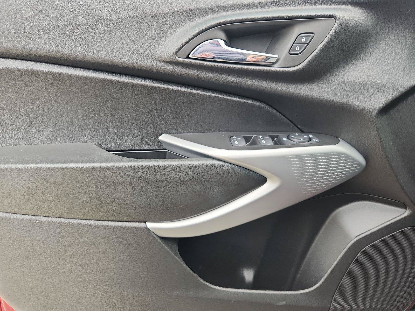 Certified 2025 Chevrolet Trax LS FWD image 19