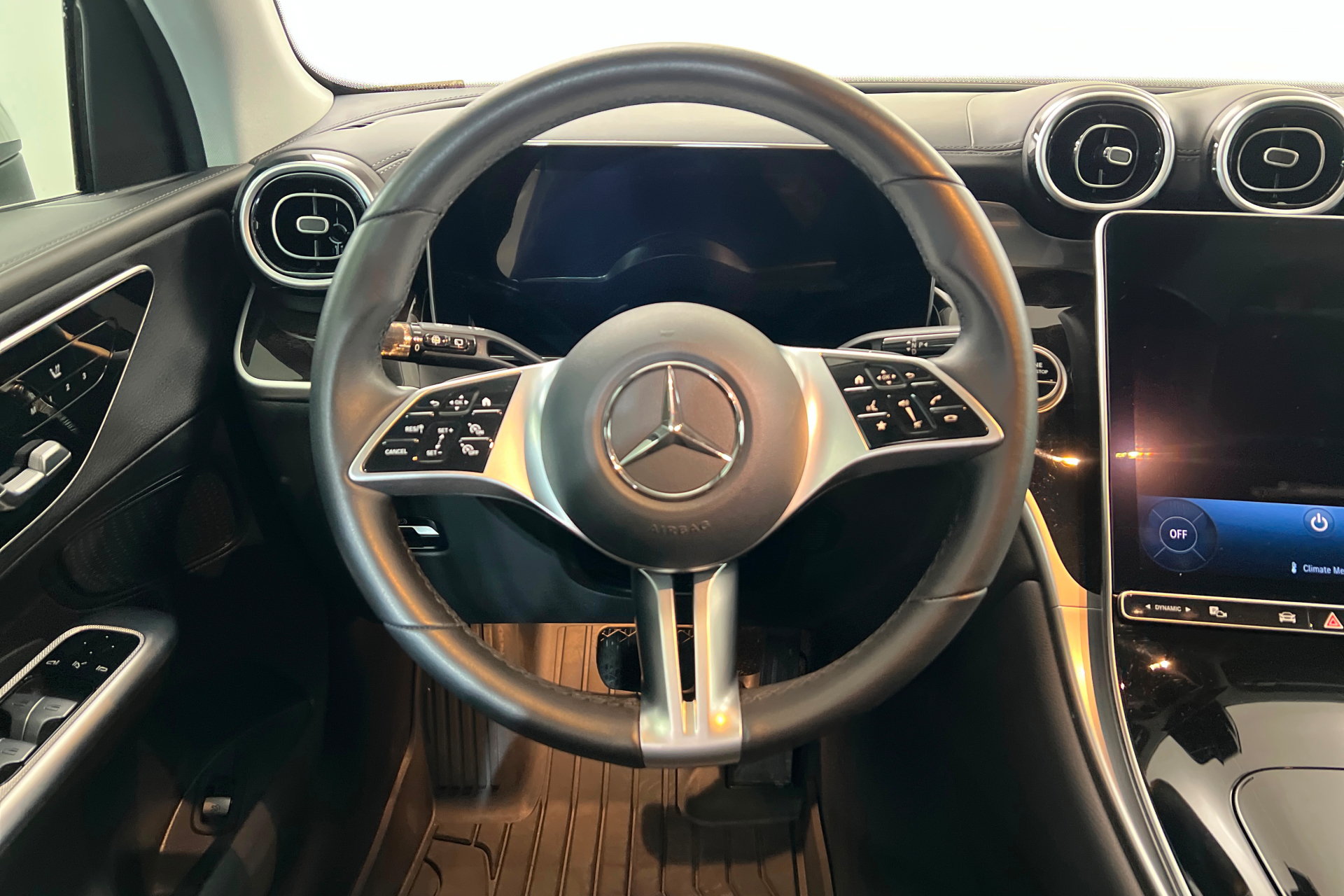Used 2024 Mercedes-Benz GLC 300 4MATIC image 13