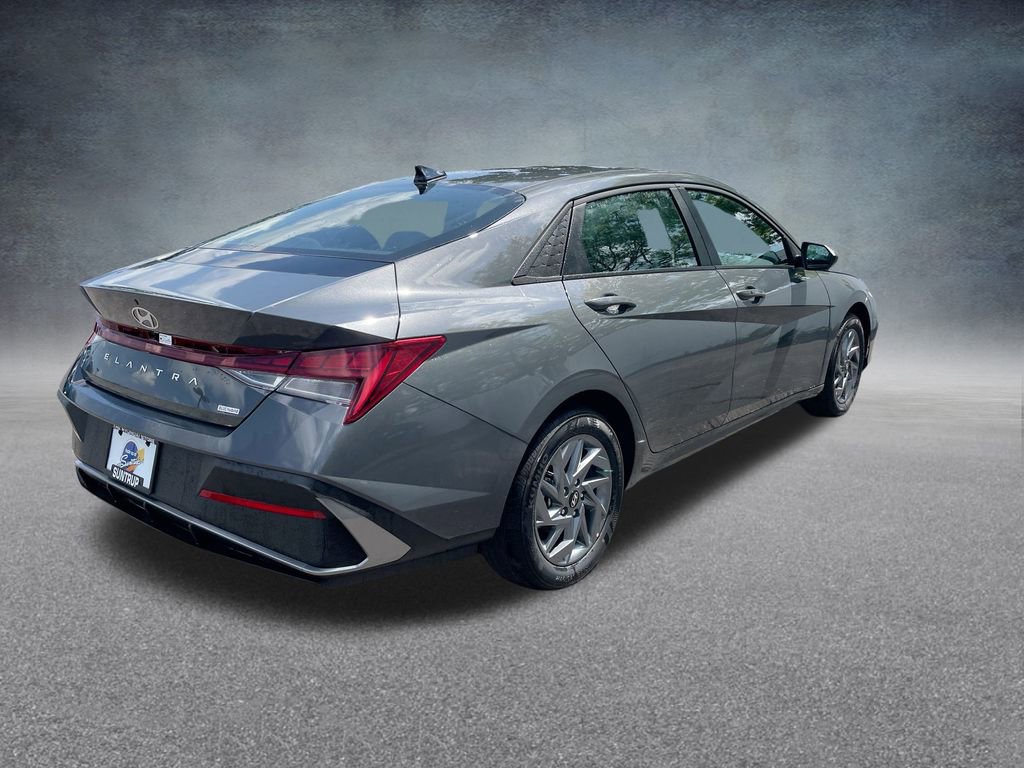 Used 2025 Hyundai Elantra Blue image 31