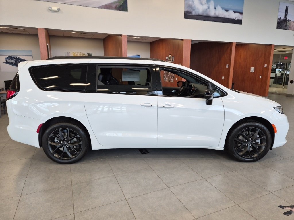 New 2026 Chrysler Pacifica Limited w/ S Appearance Package image 5