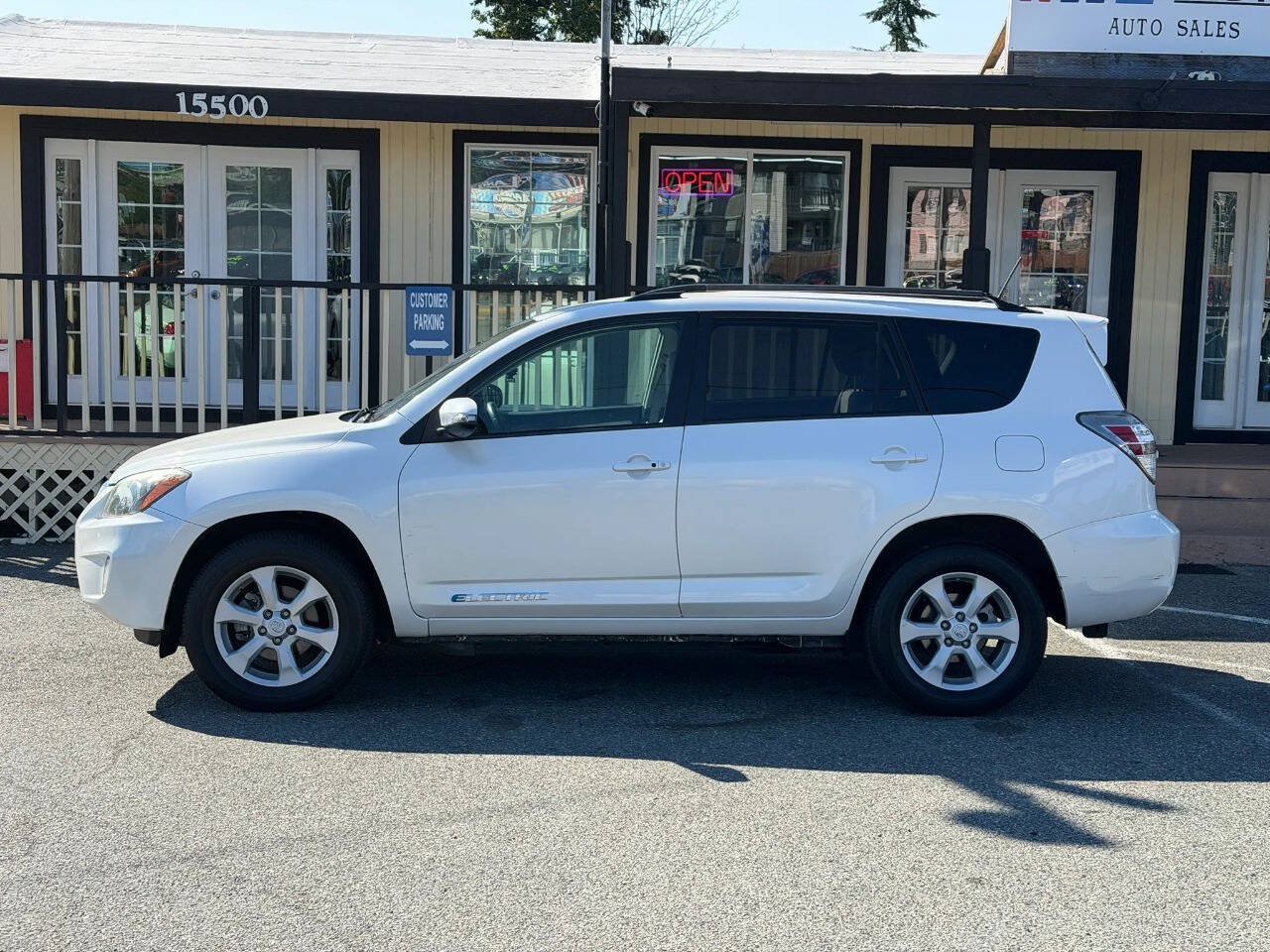 Used 2014 Toyota RAV4 EV FWD image 3