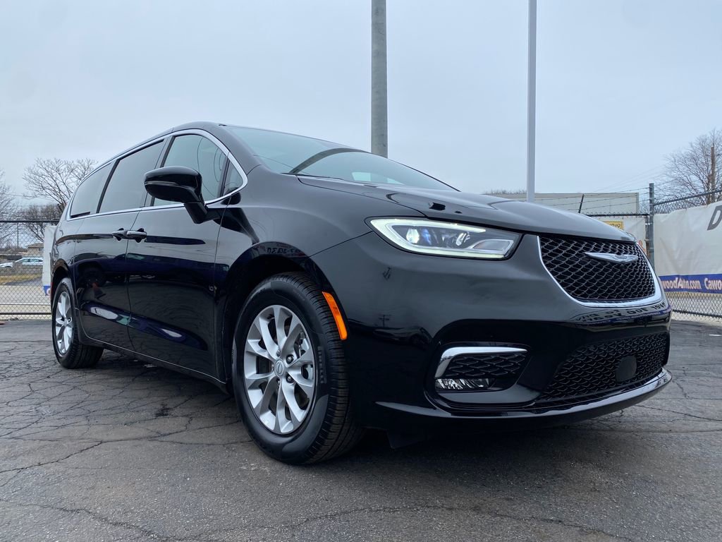 Used 2026 Chrysler Pacifica Limited image 33