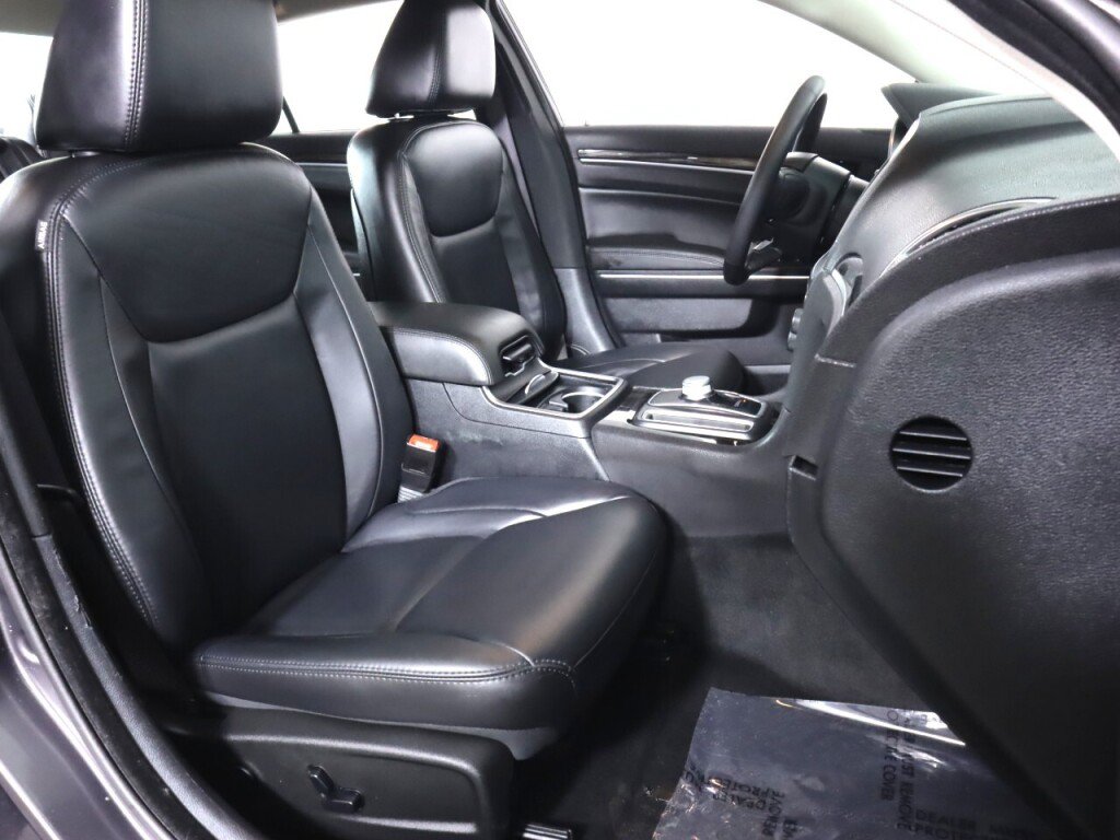 Used 2015 Chrysler 300 Limited RWD image 33