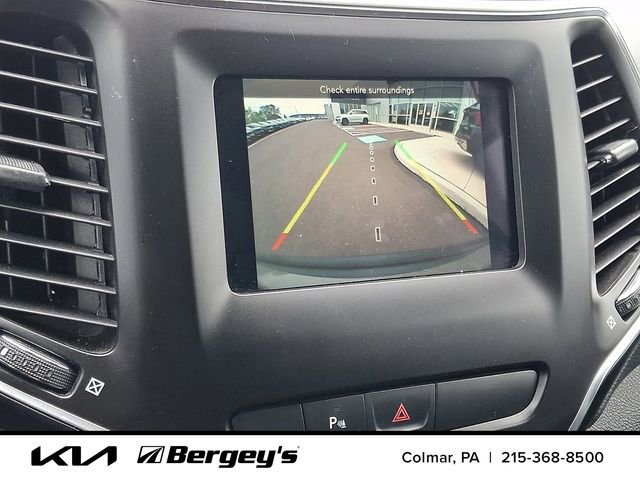 Used 2019 Jeep Cherokee Latitude Plus w/ Cold Weather Group AWD/4WD image 19