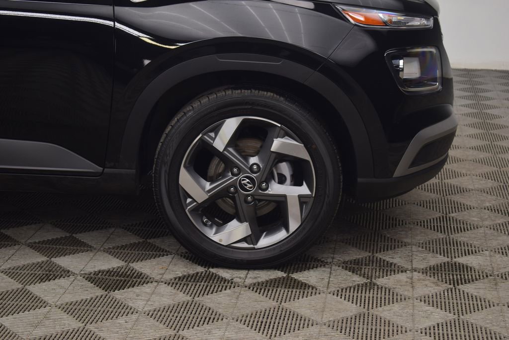 Used 2025 Hyundai Venue SEL image 32