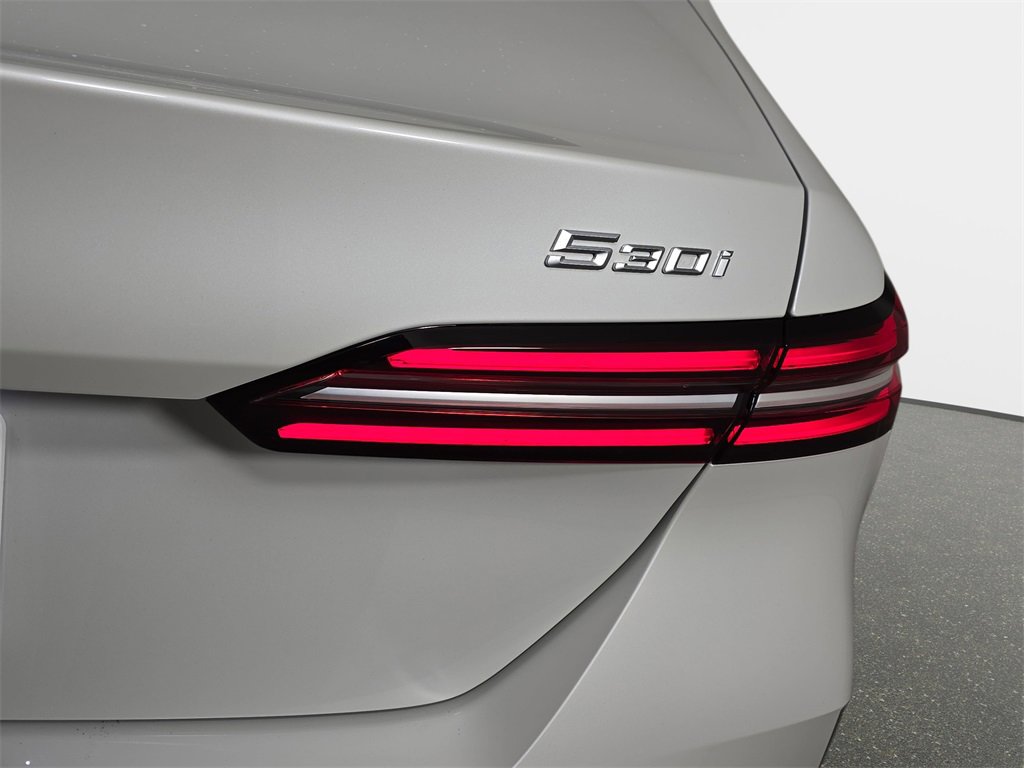 Used 2025 BMW 530i xDrive w/ Premium Package image 38