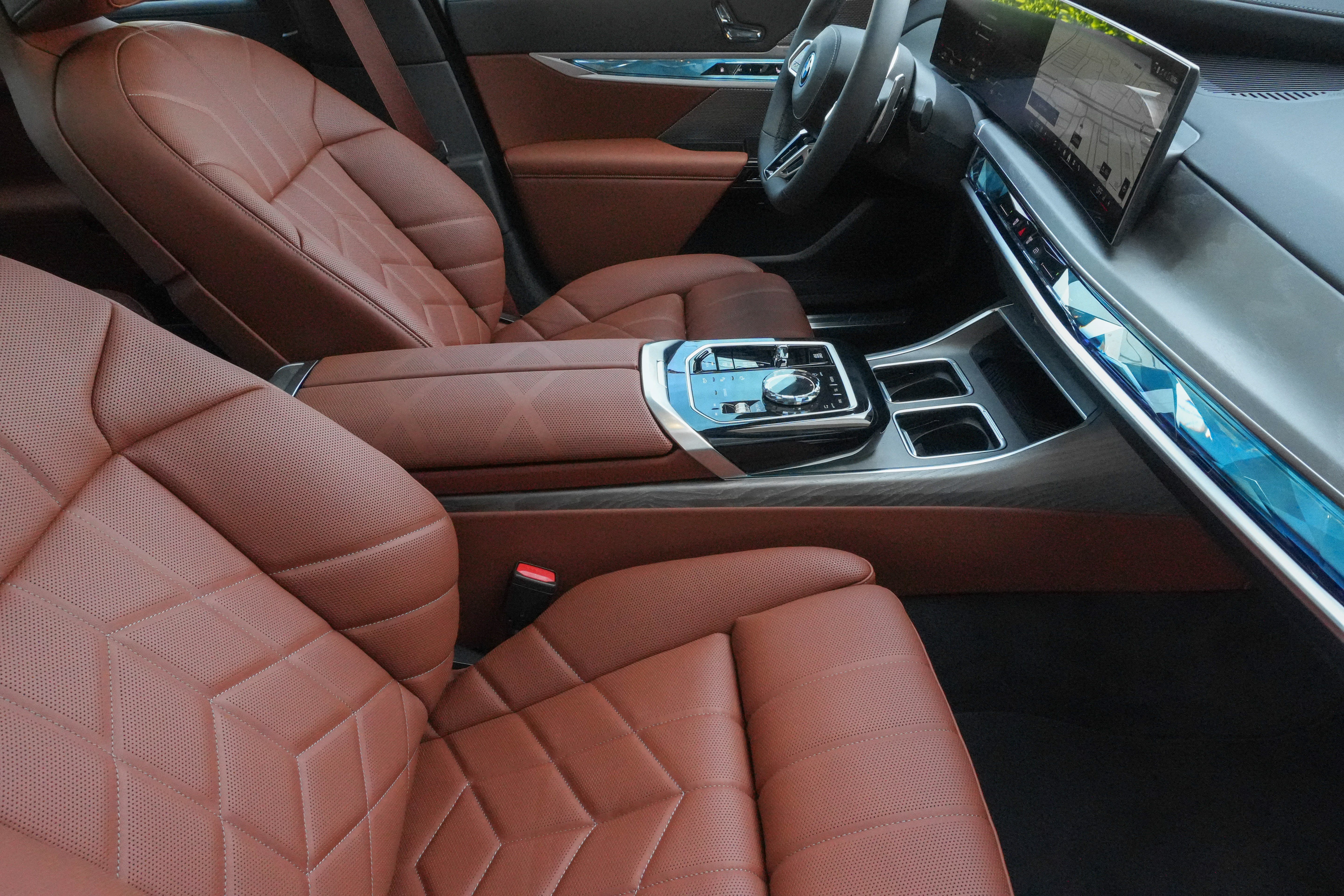 Used 2026 BMW 750e xDrive AWD/4WD image 10