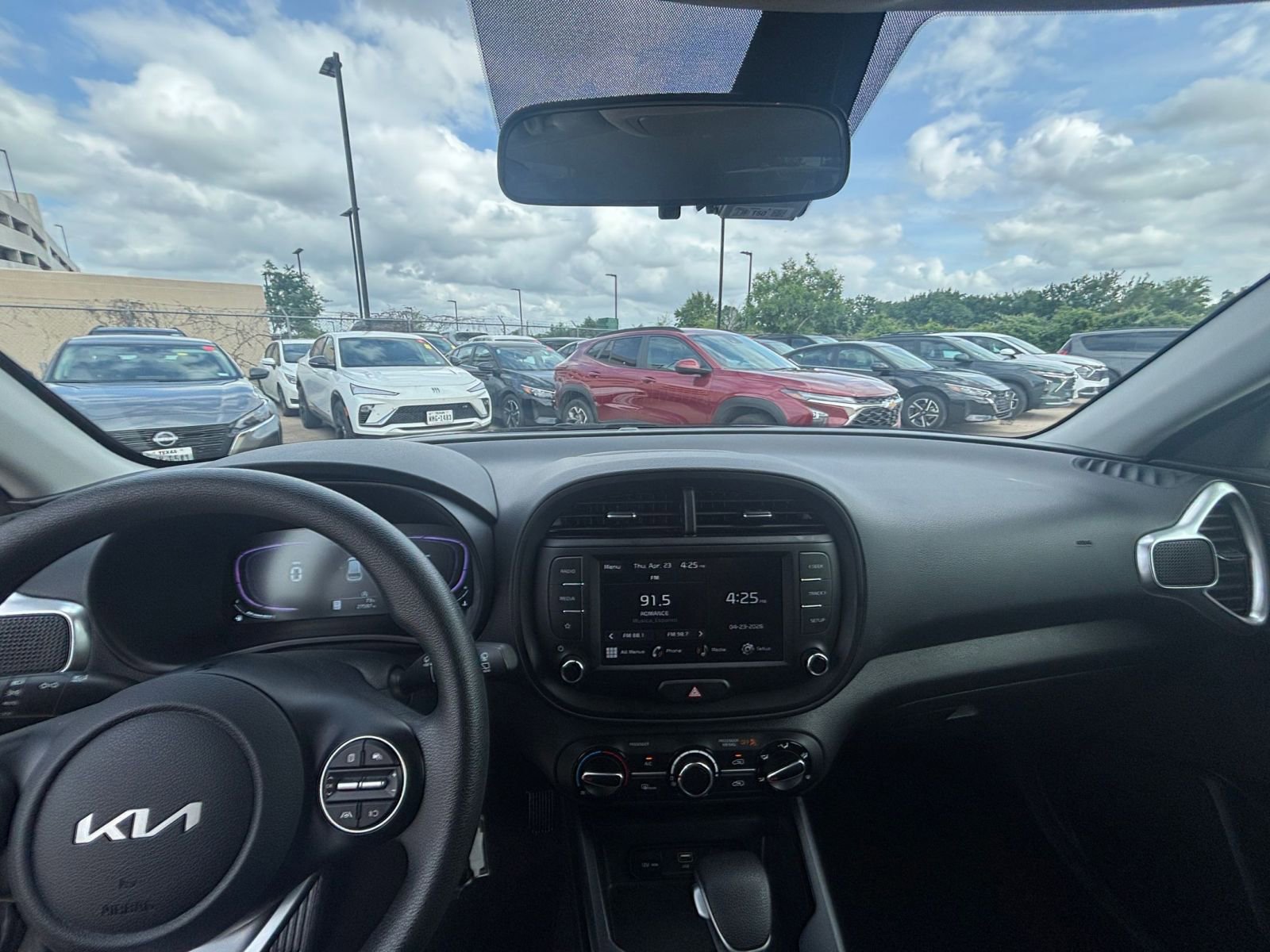 Used 2025 Kia Soul LX w/ LX Technology Package FWD image 31