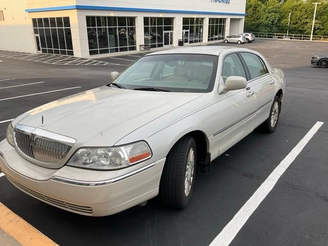 Used 2005 Lincoln Town Car Signature RWD image 10