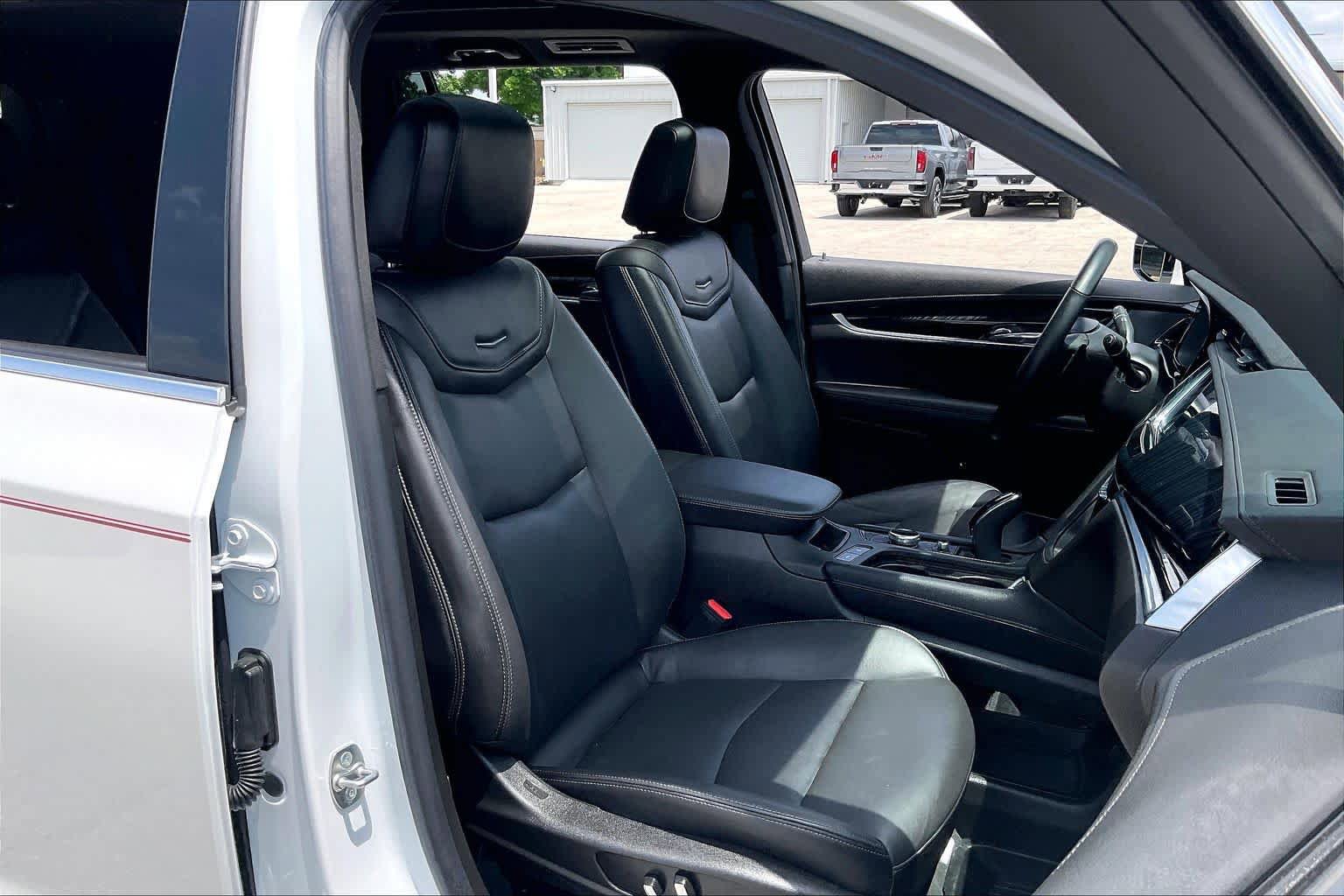 Used 2024 Cadillac XT6 Premium Luxury w/ LPO, Floor Liner Package FWD image 9