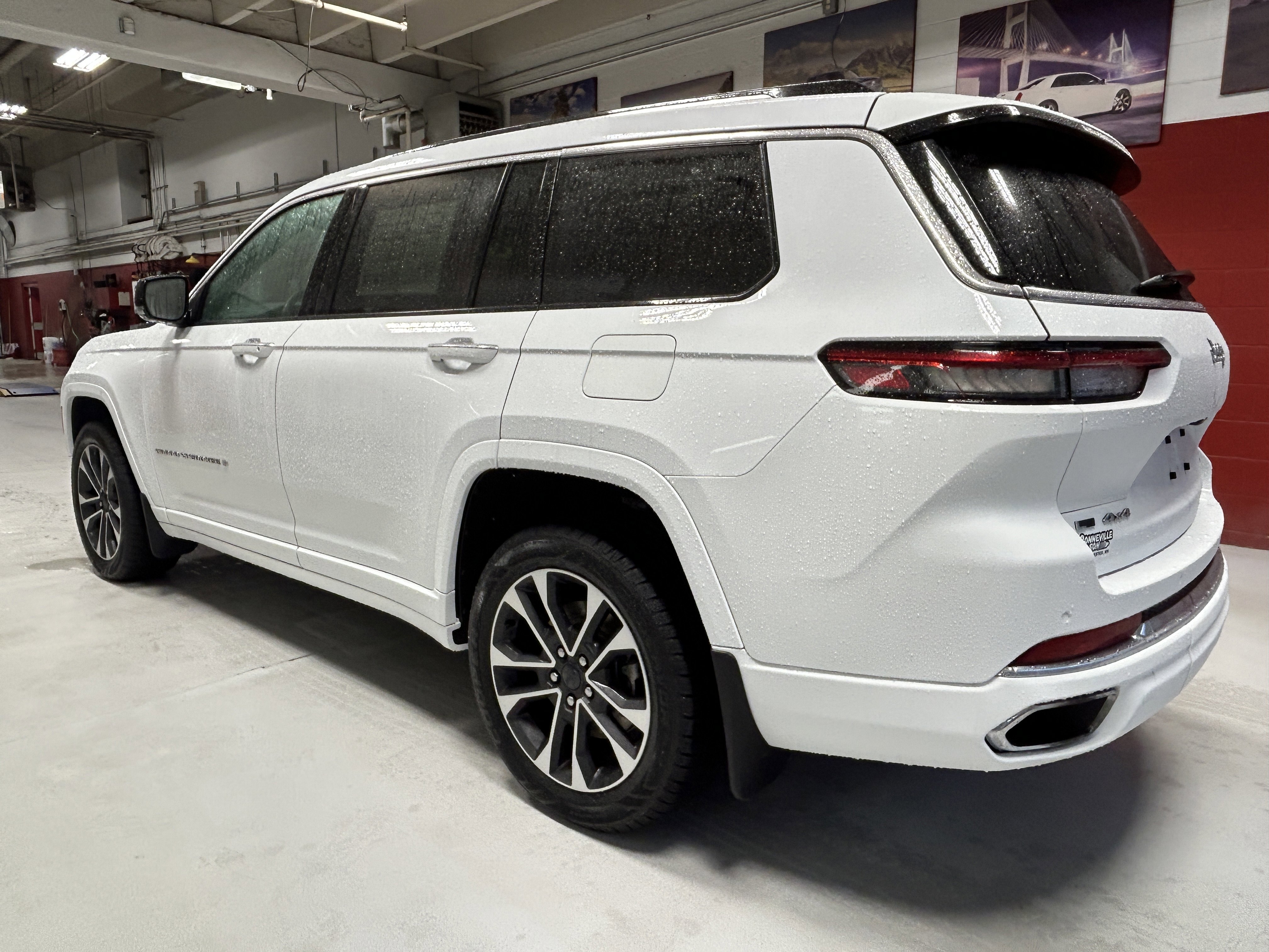 Certified 2022 Jeep Grand Cherokee L Overland w/ MOPAR Finishing Package AWD/4WD image 5