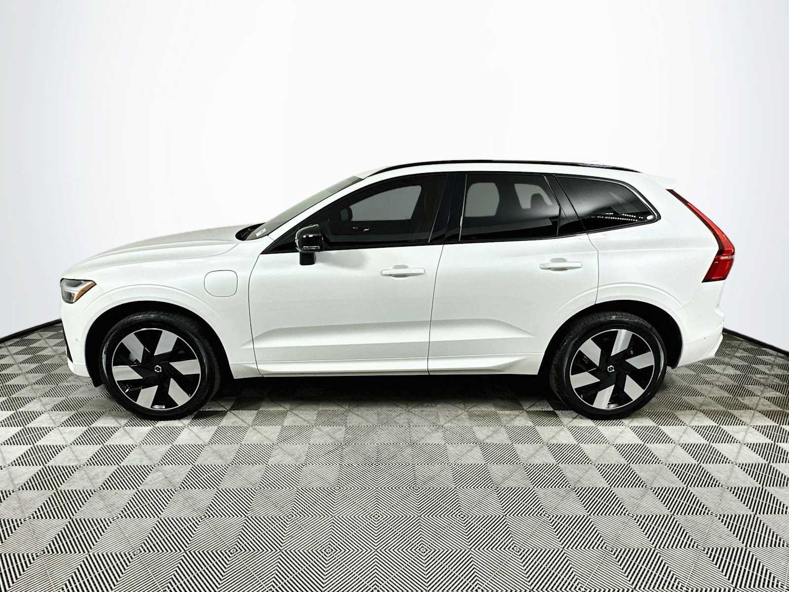 Used 2024 Volvo XC60 T8 Plus w/ Protection Package Premier AWD/4WD image 4