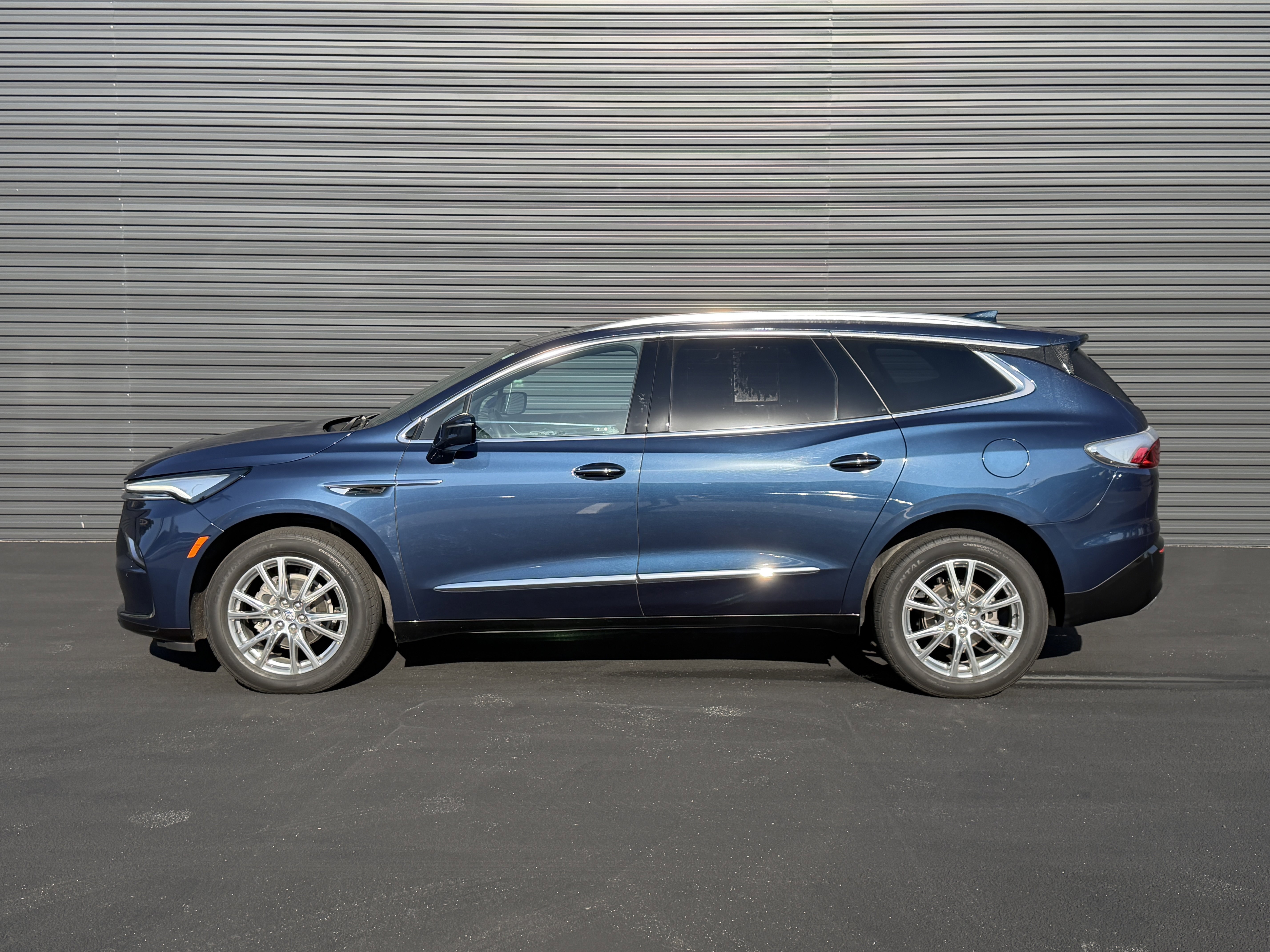 Used 2023 Buick Enclave Essence w/ Experience Buick Package FWD image 2