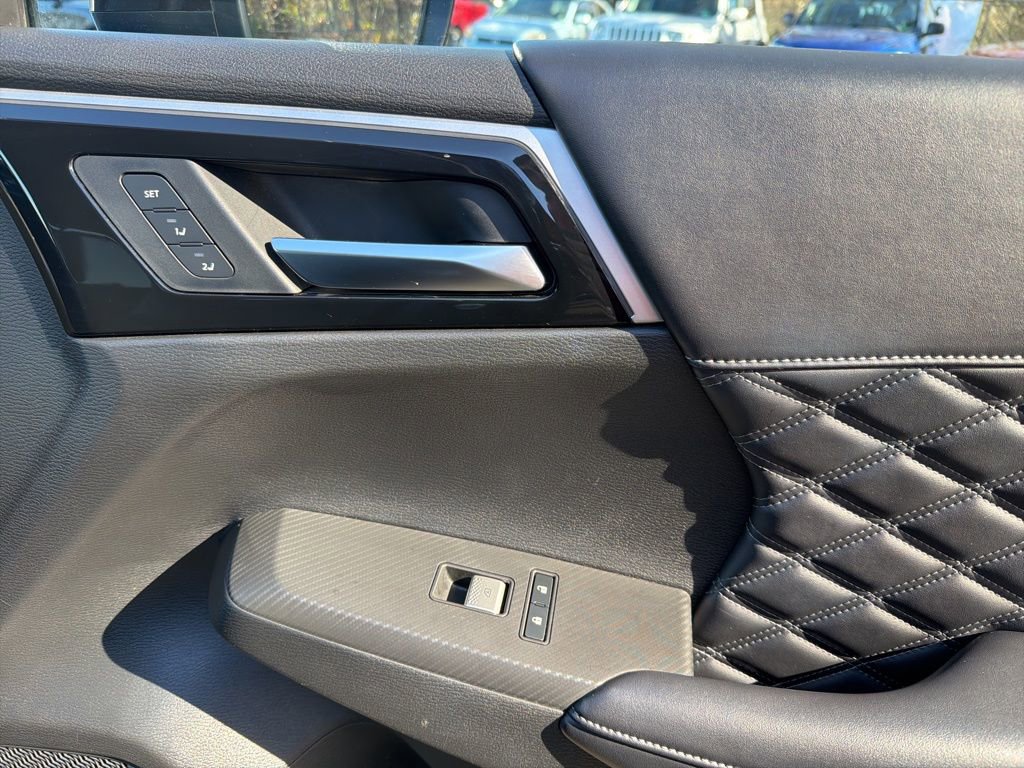 Used 2024 Mitsubishi Outlander 4WD Plug-In Hybrid image 31