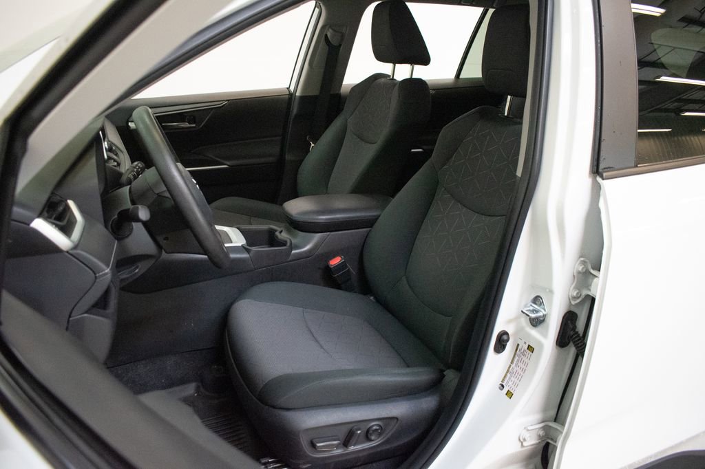 Used 2024 Toyota RAV4 XLE AWD/4WD image 20