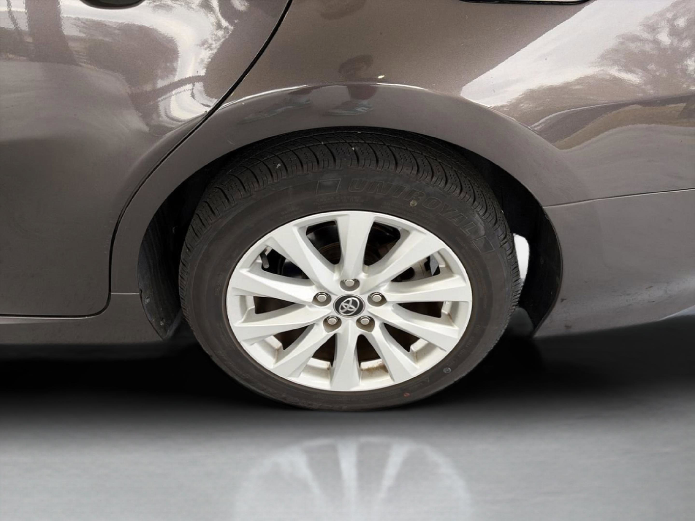 Used 2020 Toyota Camry LE image 32