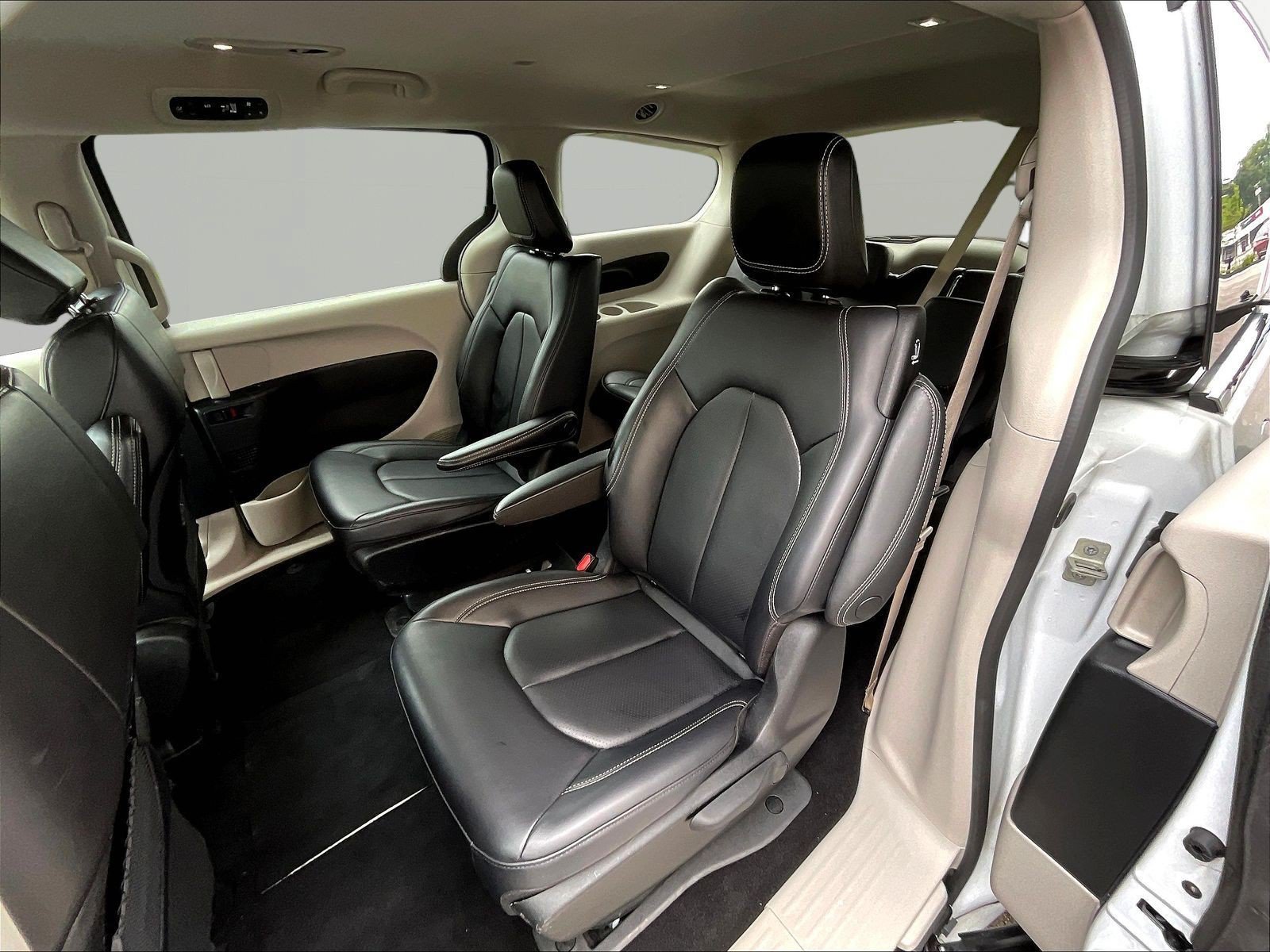 Used 2023 Chrysler Pacifica Touring-L FWD image 22