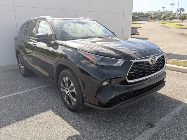 Certified 2024 Toyota Highlander XLE image 1