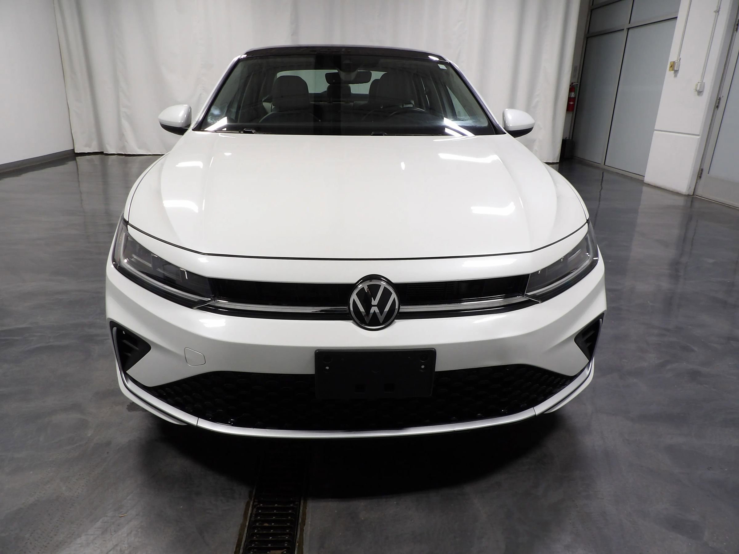 Used 2025 Volkswagen Jetta SE w/ Sunroof Package FWD image 2