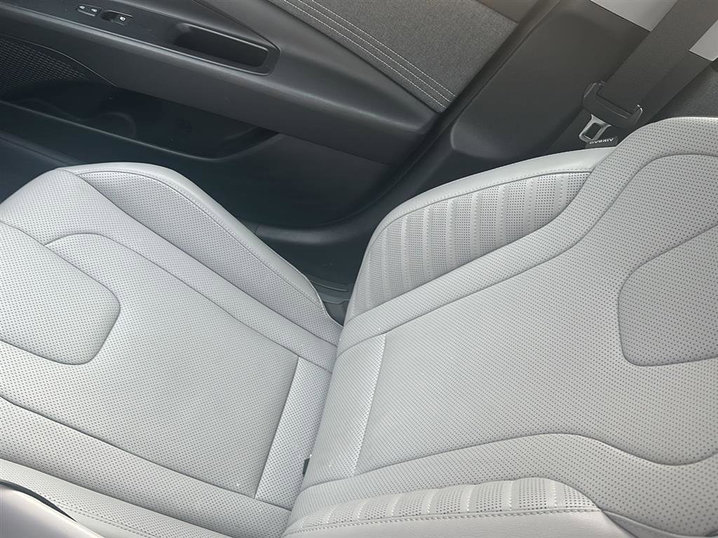 Used 2023 Hyundai Elantra Limited image 30