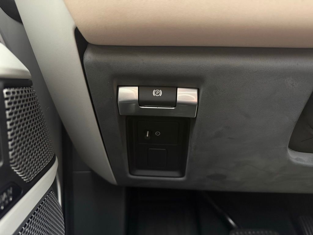 Used 2023 Land Rover Defender 130 X-Dynamic SE image 12