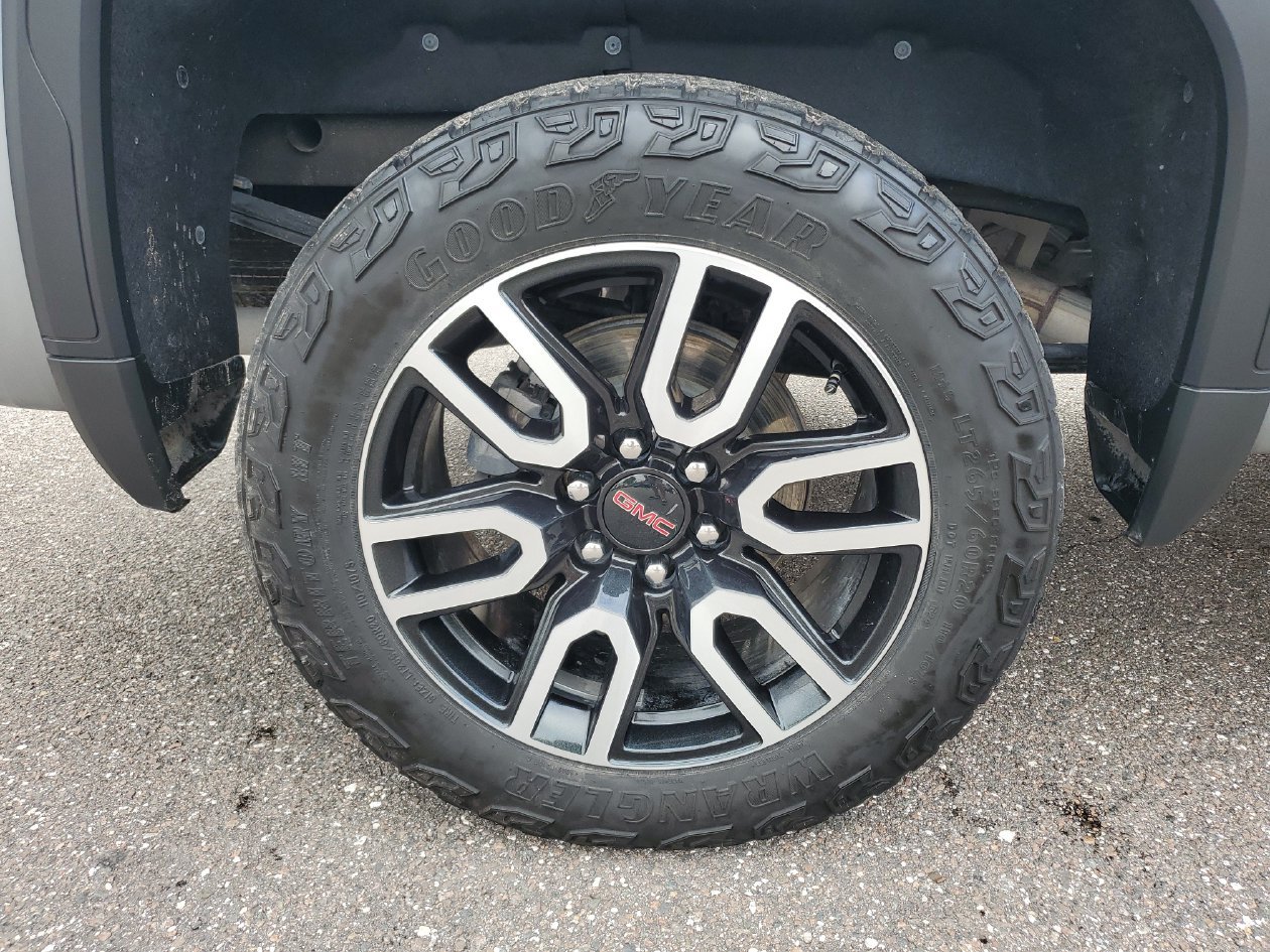 Used 2024 GMC Sierra 1500 AT4 w/ Technology Package AWD/4WD image 5