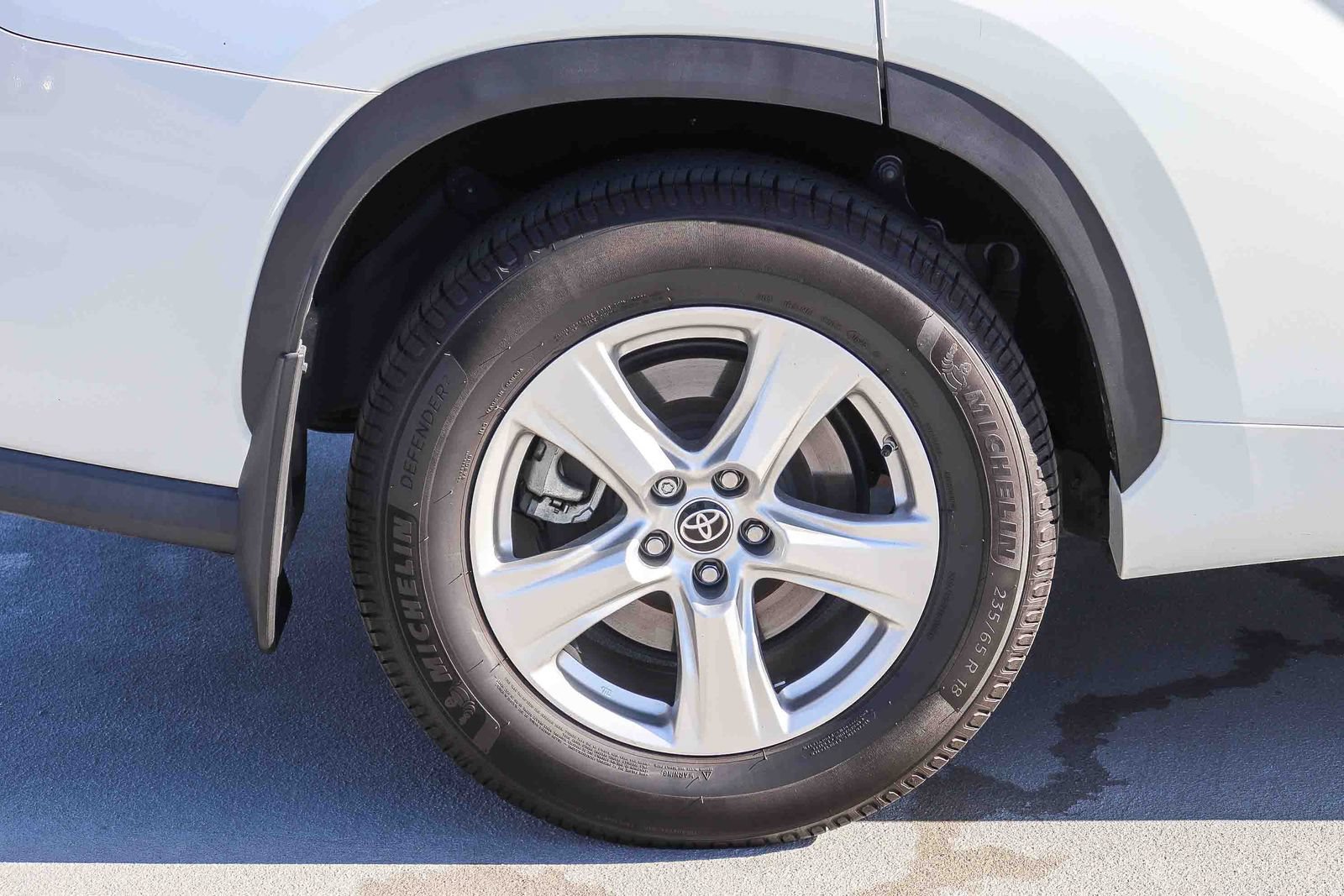 Used 2022 Toyota Highlander LE AWD/4WD image 9