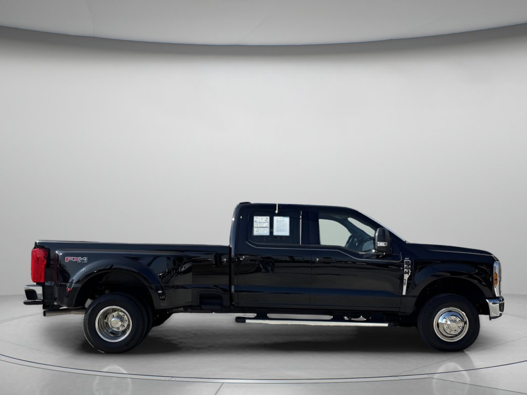 Certified 2025 Ford F350 XLT w/ FX4 Off-Road Package image 2