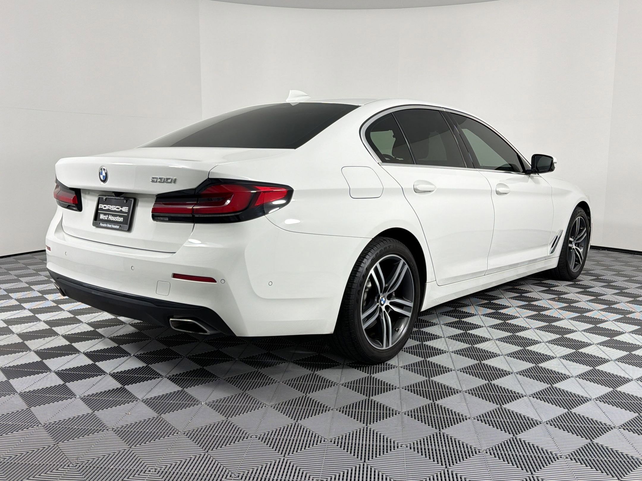 Used 2021 BMW 530i w/ Premium Package RWD image 9