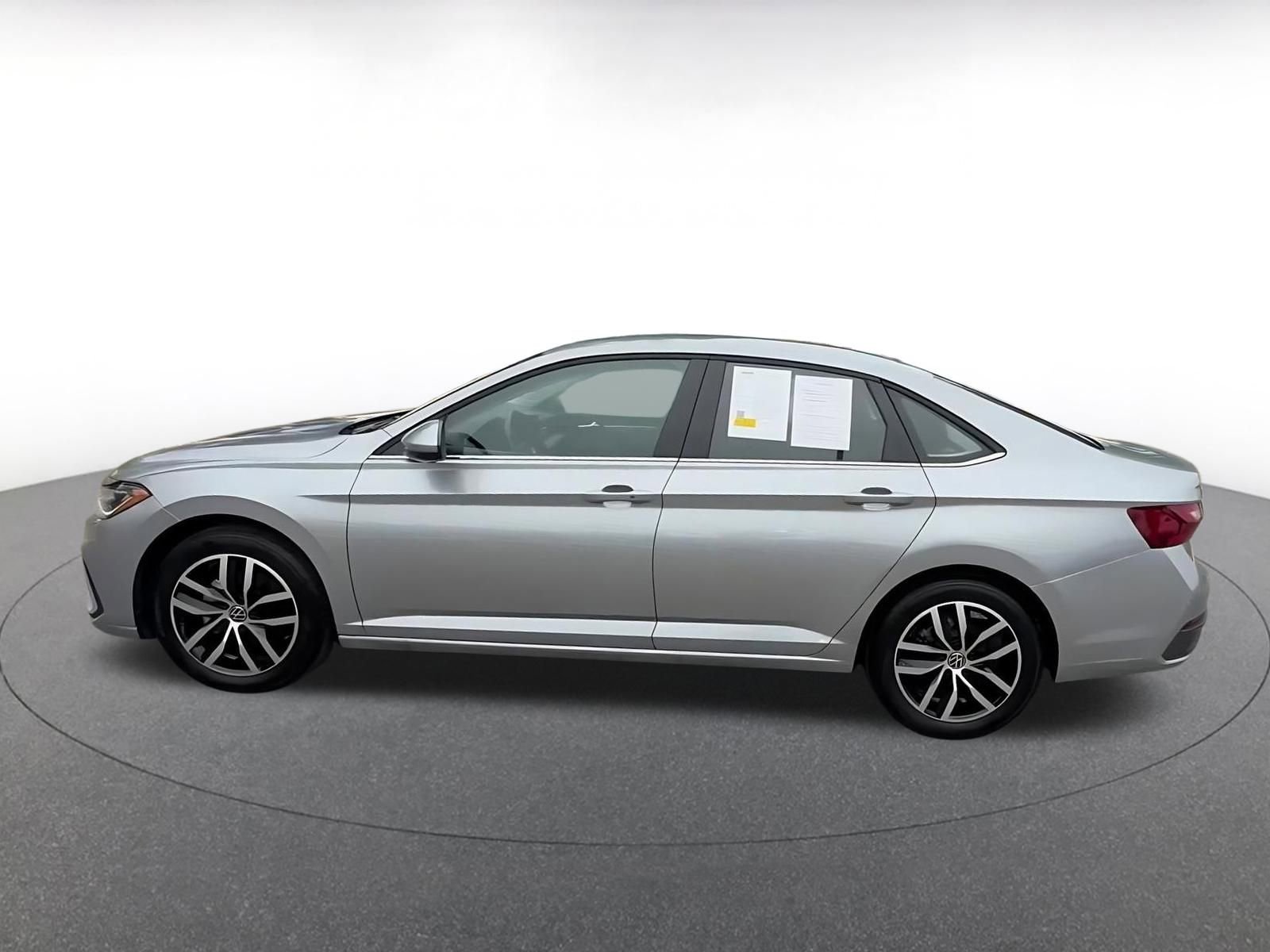 Used 2025 Volkswagen Jetta SE image 9