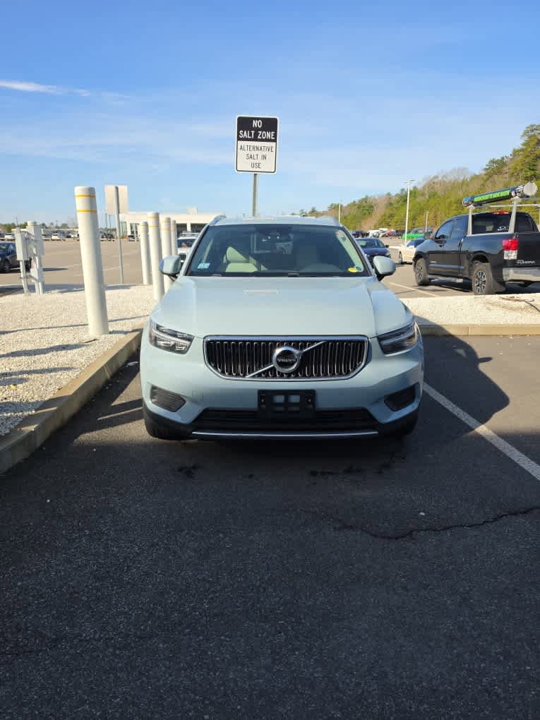 Used 2019 Volvo XC40 T5 Momentum image 2