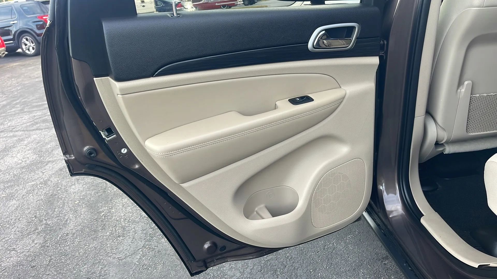 Used 2021 Jeep Grand Cherokee Laredo image 17