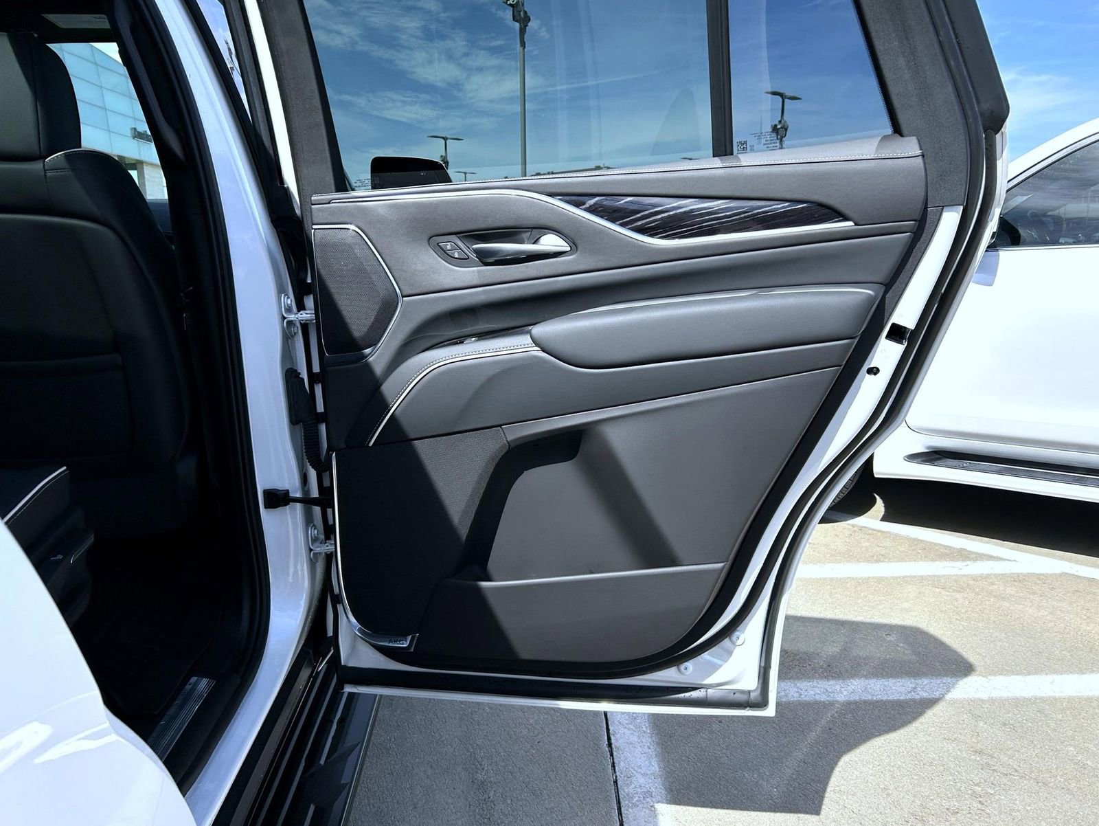 Used 2022 Cadillac Escalade Sport w/ LPO, ONYX Package image 17