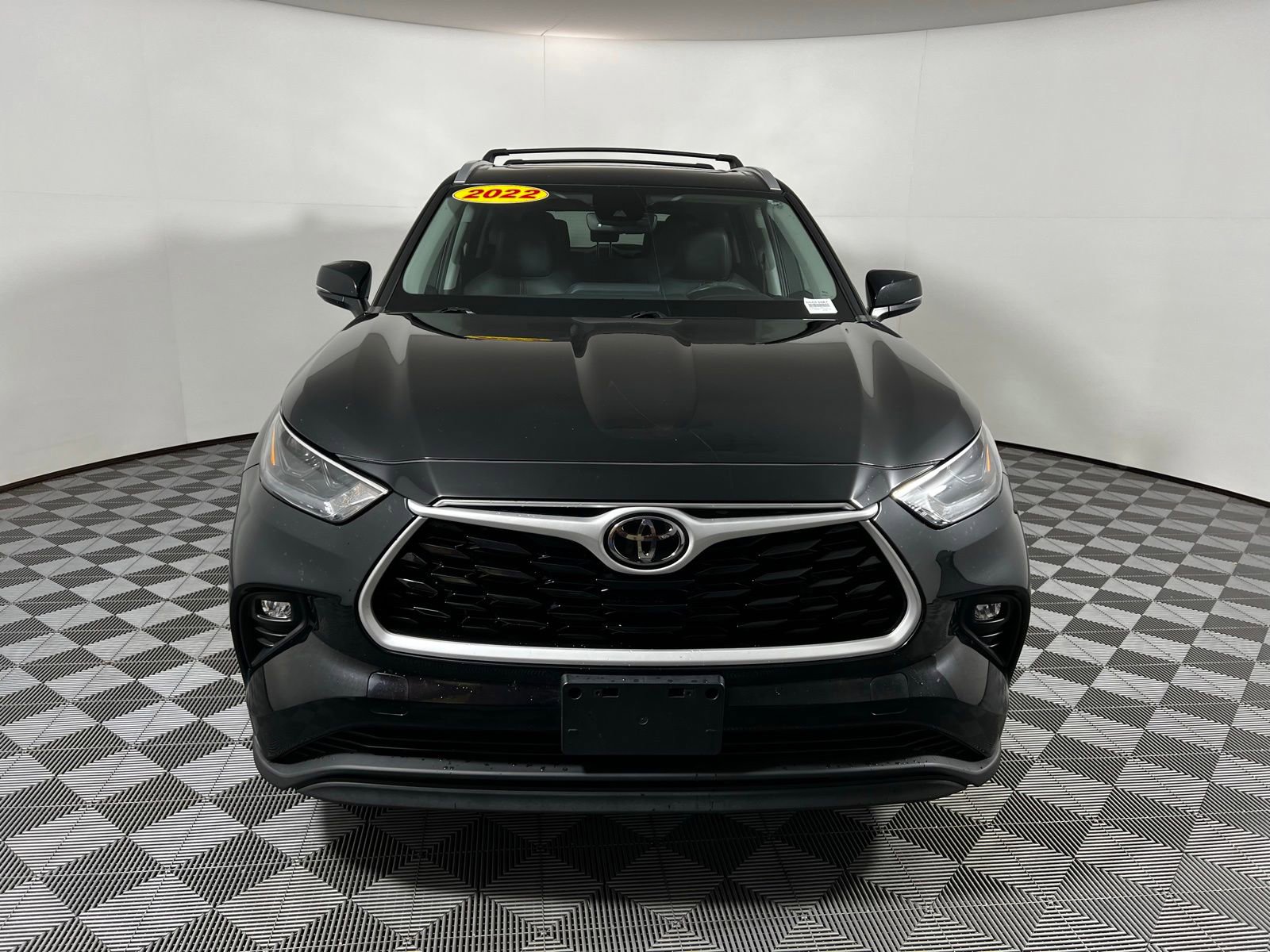 Used 2022 Toyota Highlander XLE FWD image 2