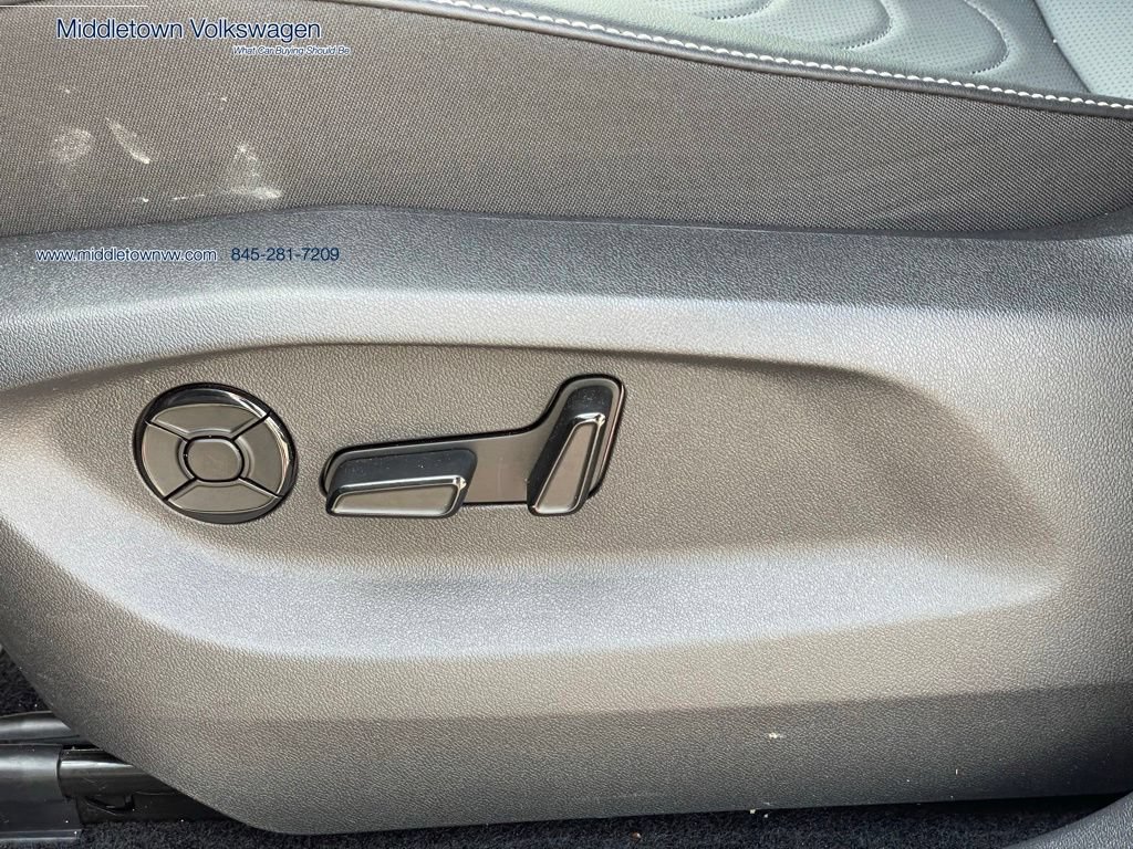 Used 2025 Volkswagen Tiguan SE AWD/4WD image 23