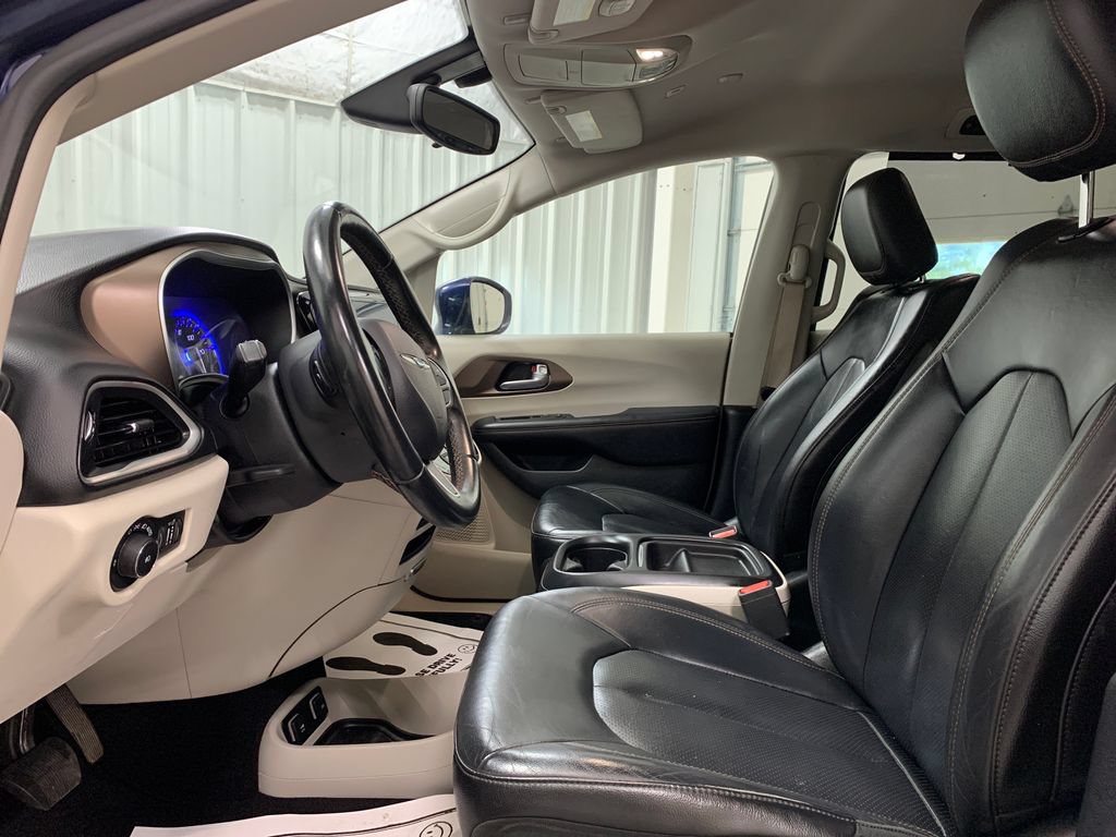 Used 2018 Chrysler Pacifica Touring-L FWD image 16
