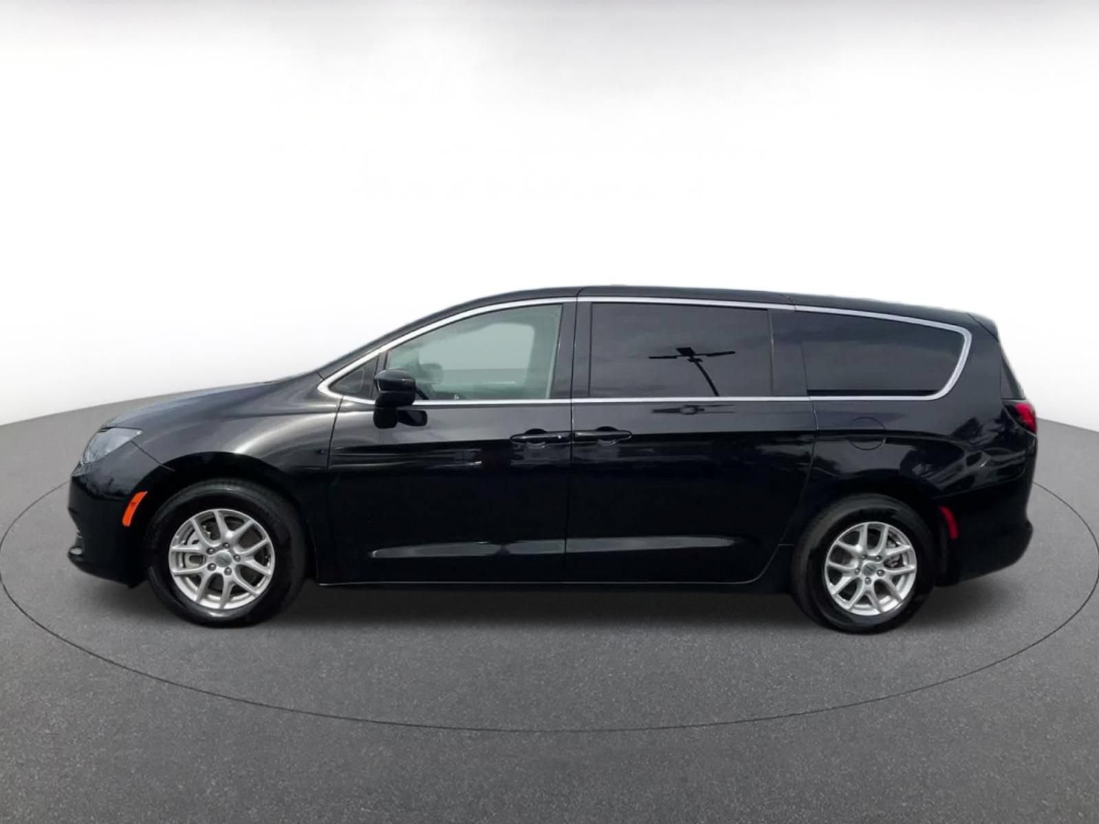 Used 2024 Chrysler Voyager LX FWD image 8