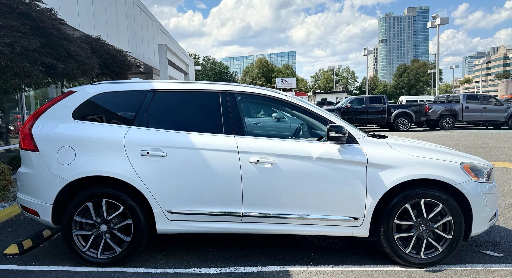 Used 2017 Volvo XC60 T6 Dynamic w/ Preferred Option Package image 8