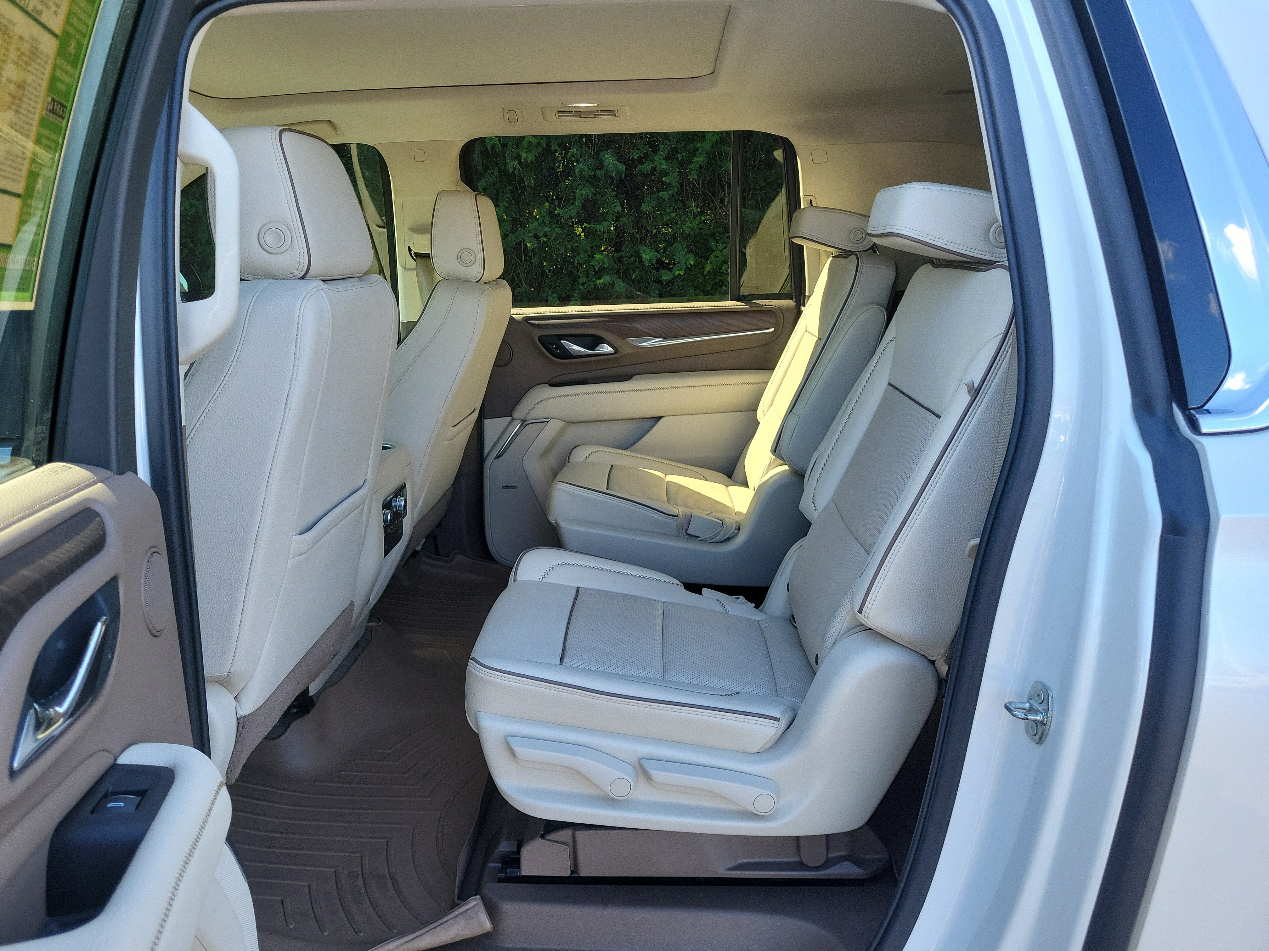 Used 2021 GMC Yukon XL Denali w/ Denali Premium Package AWD/4WD image 12