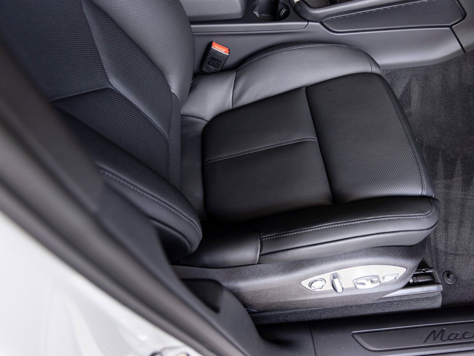 Certified 2025 Porsche Macan image 33